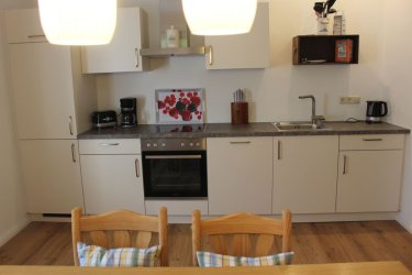 K&uuml;che mit Geschirrsp&uuml;ler, Kaffeemaschine, K&uuml;hl - Gefrierschrank